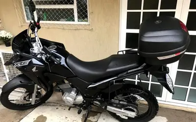 Câmera de segurança flagra suspeito furtando motocicleta em Curitiba; veículo foi recuperado
