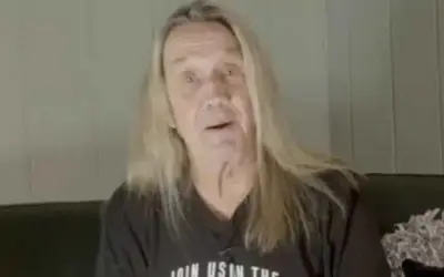 Baterista do Iron Maiden revela perda de movimento de metade do corpo após sofrer AVC